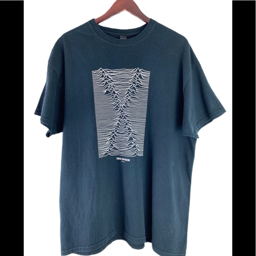 ❌ Sold 10 Deep Mountain Graphic Tee XL